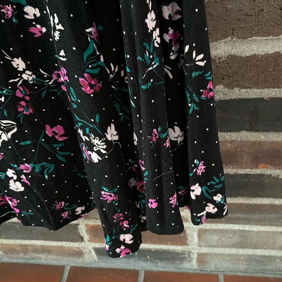 Womens Plus Maurice’s 24/7 Long Bell Sleeve Top, 3/3X, Black/Floral - Picture 2 of 6